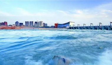 西部边陲小城市 热闹非凡大美景