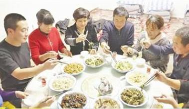 “冷极八大碗”让游客享受美食盛宴