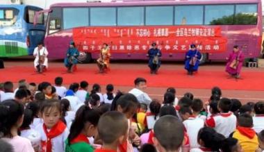 全区乌兰牧骑交流演出月活动走进四子王旗