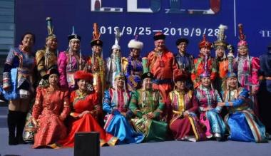 第十六届蒙古族服装服饰艺术节在乌兰察布启幕