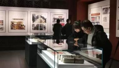 巴彦淖尔市“天禄遗珍”古籍善本展开展