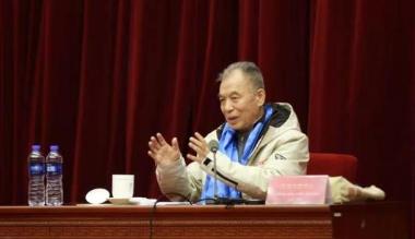 作家梁晓声做客亮丽北疆讲坛， 讲述“文学的温度”