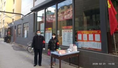 父女齐上阵   同心抗疫情