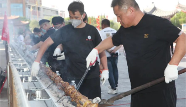 巴彦淖尔：40米长烤羊肉串挑战基尼斯记录