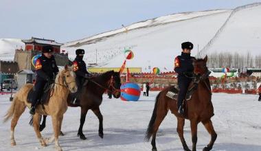 乌兰察布红石崖冰雪游火爆“出圈”
