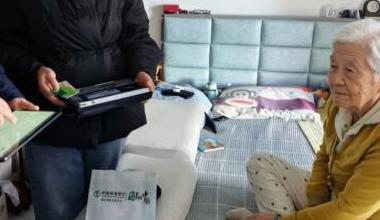 农行东胜万正广场支行：上门服务暖人心 金融为民显担当