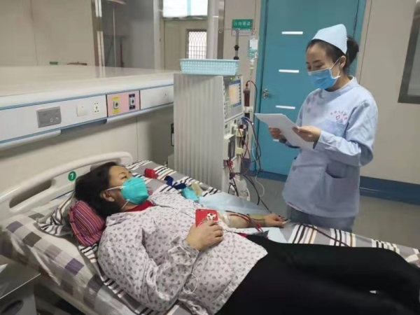 医务人员关注发热病人情况(1).jpg