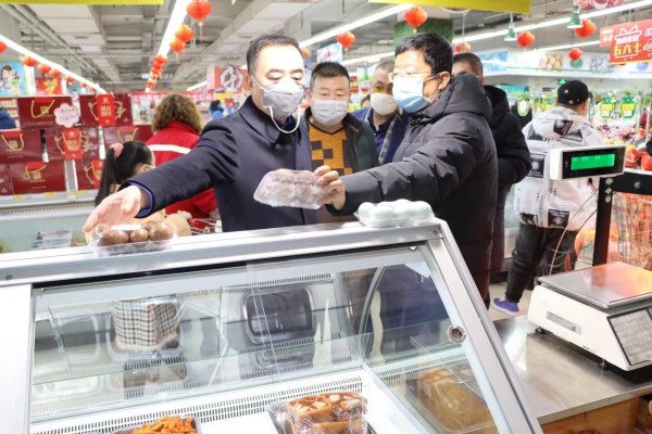 市场监督管理执法人员检查市场(1).jpg