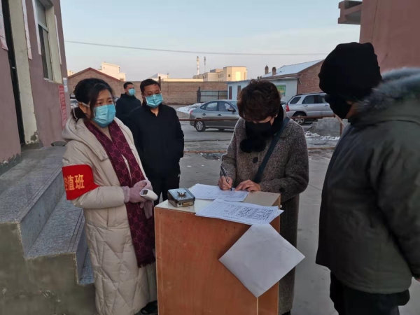 机关干部在小区排查值守(1).jpg