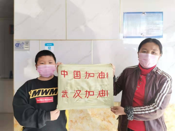 格日哈达、陈佟拉嘎绣出“中国加油武汉加油”(1).jpg