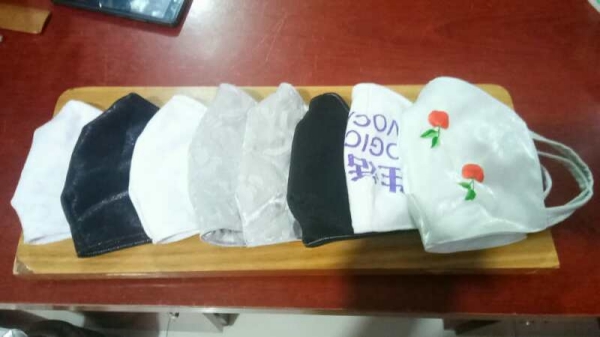 巴彦温都尔嘎查白梅花手工缝制的口罩(1).jpg