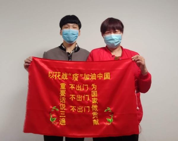 格日哈达嘎查的王金花绣出心声(1).jpg