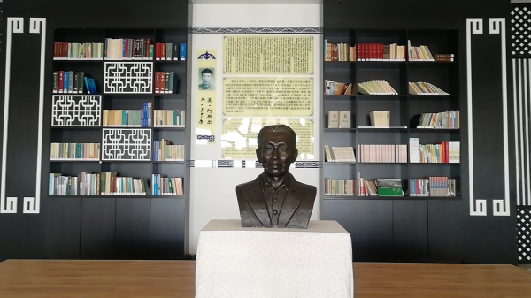 莫·阿斯尔纪念馆展览大厅收藏莫·阿斯尔作家书籍共有444册(1).jpg