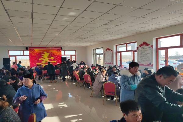 2019年11月18日，巴彦淖尔苏木广太号嘎查建档立卡贫困户何良梅老人在嘎查红白理事大厅举办了一场简单又温馨的73岁寿宴（海日汗摄）(1).jpg