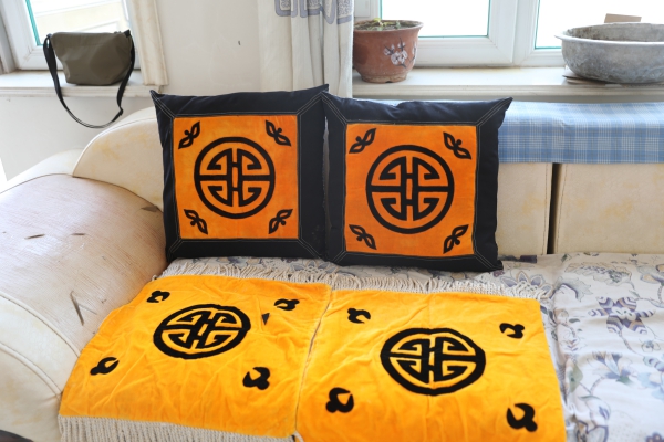 白梅花缝制的蒙古族靠枕与坐垫(1).jpg