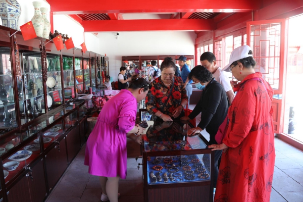 游客购买旅游纪念品。 - 复件(1).jpg