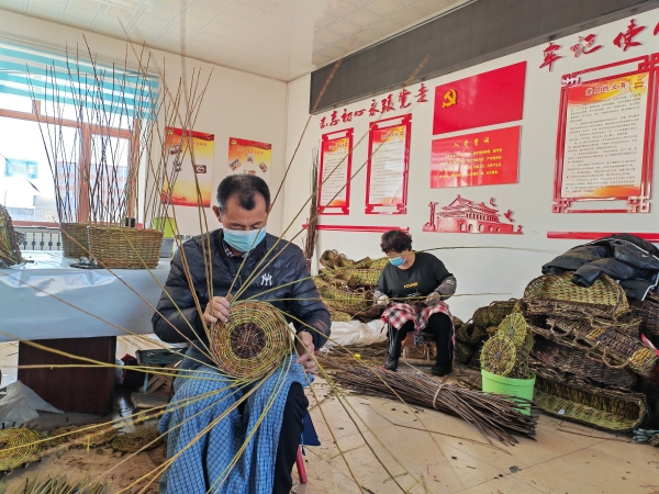 脱贫户丁国良在柳编车间务工增加收入。拍摄者塔娜(1).jpg