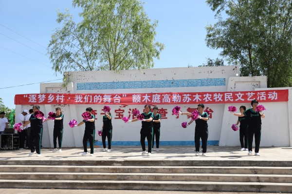 文艺演出精彩纷呈(1).jpg