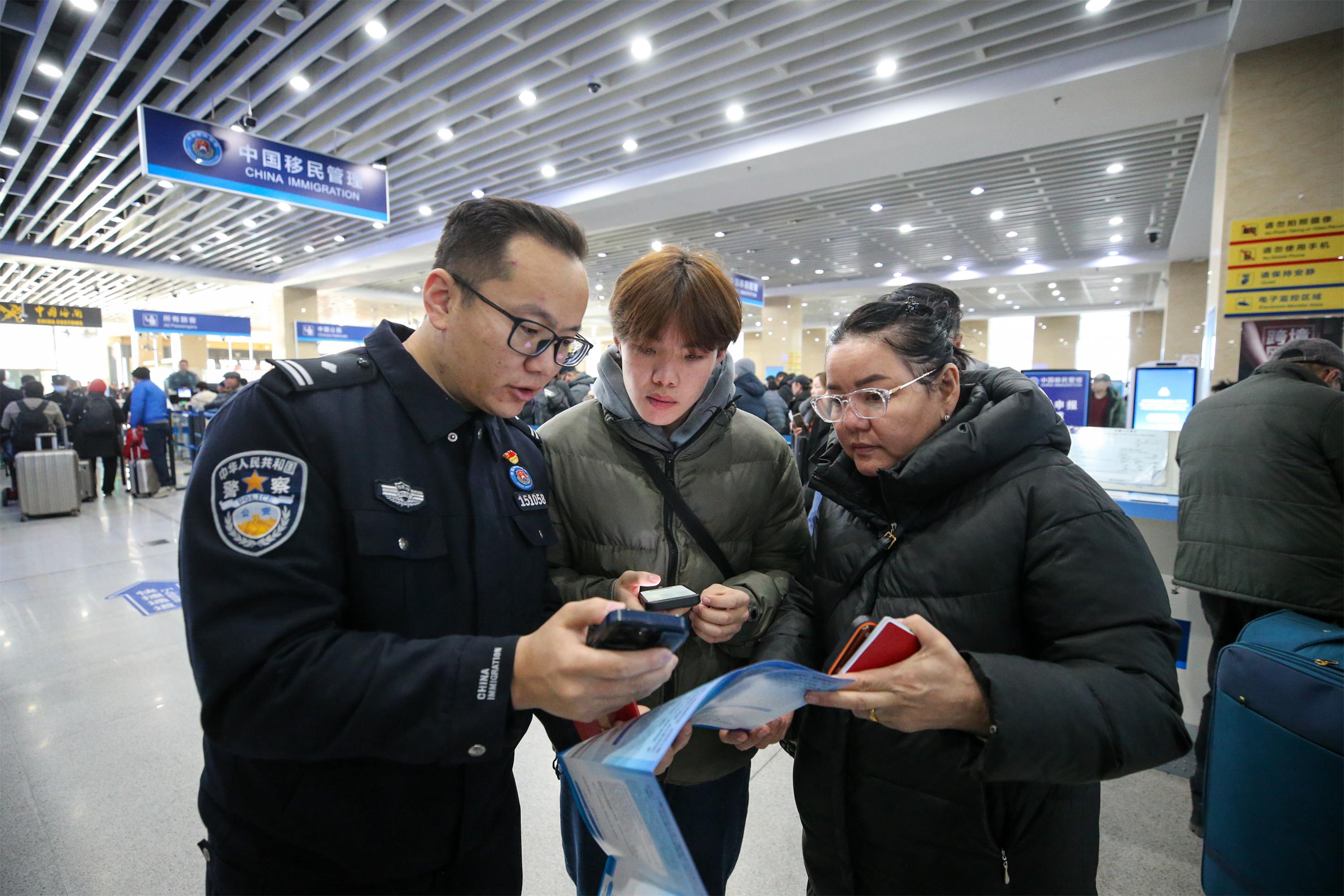 图1：2025年11月20日，二连出入境边防检查站移民管理警察协助蒙古国旅客网上填报外国人入境卡。.jpg