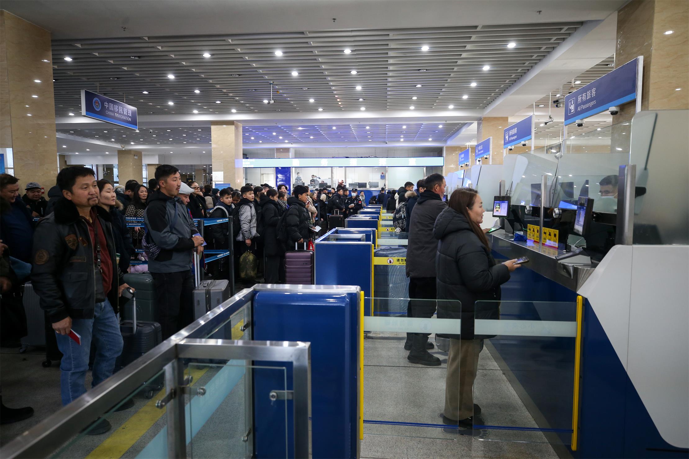 图8：2025年11月20日，二连出入境边防检查站移民管理警察为旅客办理入境手续。.jpg